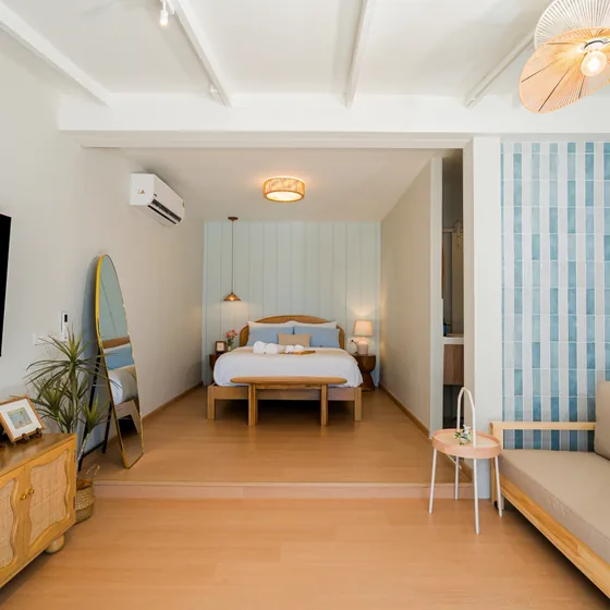 The sitting area in the Superior room, sofa and window seat